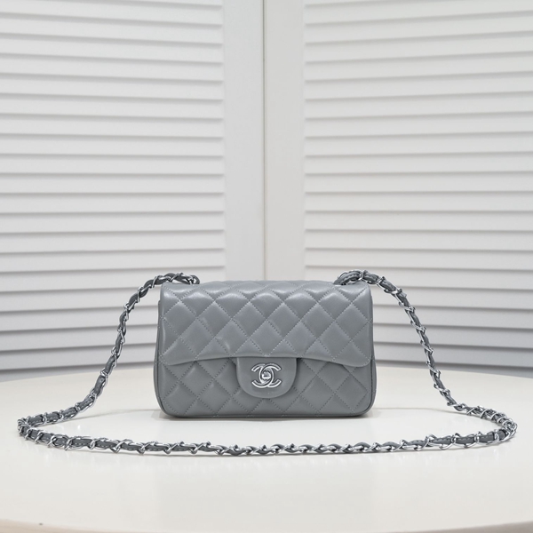 シャネルバッグ正面デザイン